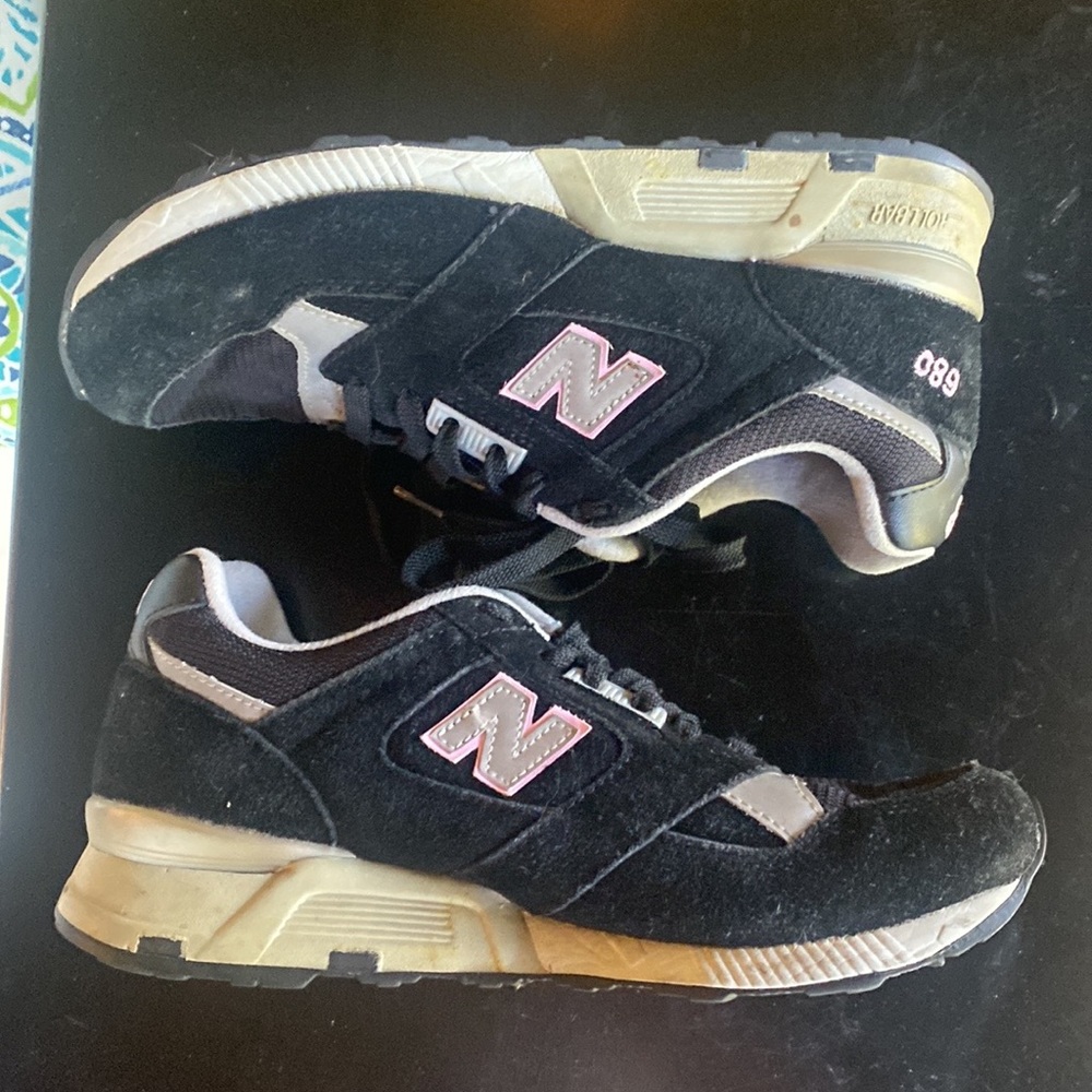 New balance womens 680 sneaker.
